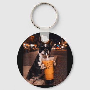 Chaveiro amante de cão terrier de Boston bebendo café gelad