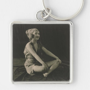 Chaveiro Ame uma pobre garota de barriga sentada entre pern