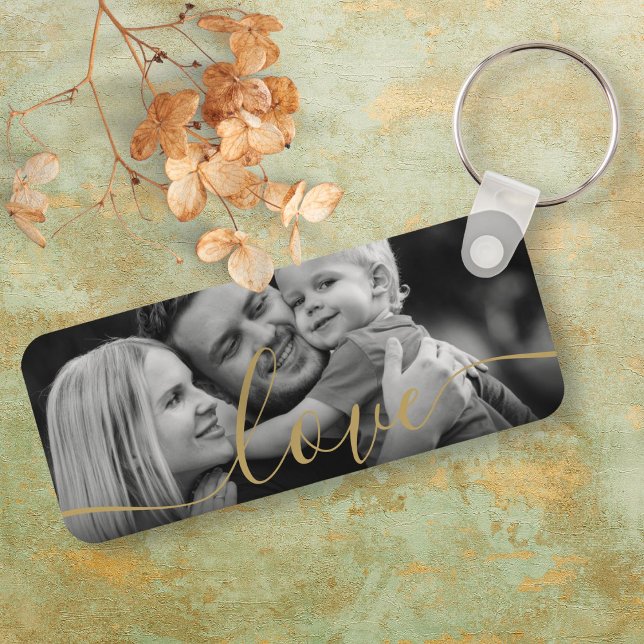 Chaveiro Amor Dourado Elegante com Foto Branca e Preta (Black and White Photo Elegant Gold Script Love Keychain)