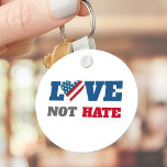 Chaveiro Amor Não Odeia Bold Rustic USA Flag Heart on White<br><div class="desc">"O amor não o ódio". Fiquem orgulhosos e deixem o mundo saber o quão bom este país é e pode ser com este chaveiro atencioso, impressionante, gráfico e patriótico. Um coração repleto de faixas de madeira rústicas, vintage, negrito, vermelho, branco e azul e estrelas bandeira americana mais marinho azul forte,...</div>