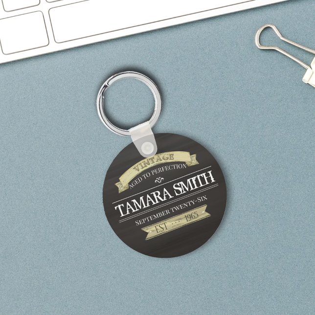 Chaveiro Aniversário Vintage Idade para Perfeição Elegante (Birthday Vintage sign custom keychain)