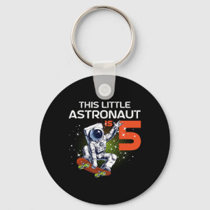 Chaveiro Astronaut de skate fazendo aniversário de 5 anos G