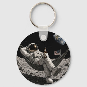 Chaveiro Astronauta Relaxando com Cerveja na Lua