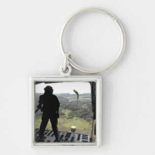 Chaveiro Avião assiste a queda de um pacote de prática