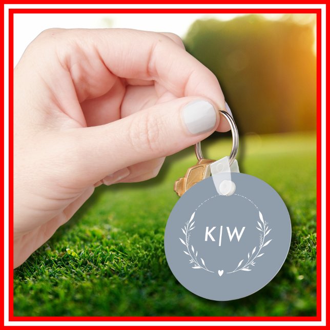 Chaveiro Azul empoeirado e branco | Monograma de Iniciais M (Dusty Blue and White | Modern Initials Monogram Keychain)