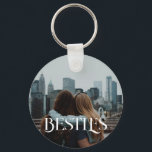 Chaveiro Besties Amigos Foto Chic<br><div class="desc">Besties em fonte de serifa e sua foto personalizada.</div>