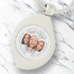 Chaveiro Besties para sempre Foto personalizada simples e m<br><div class="desc">Este design simples e clássico é composto por tipografia serif e adiciona uma foto personalizada. "Besties Forever" circula a foto dos seus amigos</div>