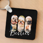 Chaveiro Besties Pet Simple Modern Reproduzir Três Fotos<br><div class="desc">Esta design simples e moderna é composta por uma tipografia moderna e simples de escrita lúdica. Adicione fotos personalizadas do seu gato,  cão ou pássaros de estimação.</div>