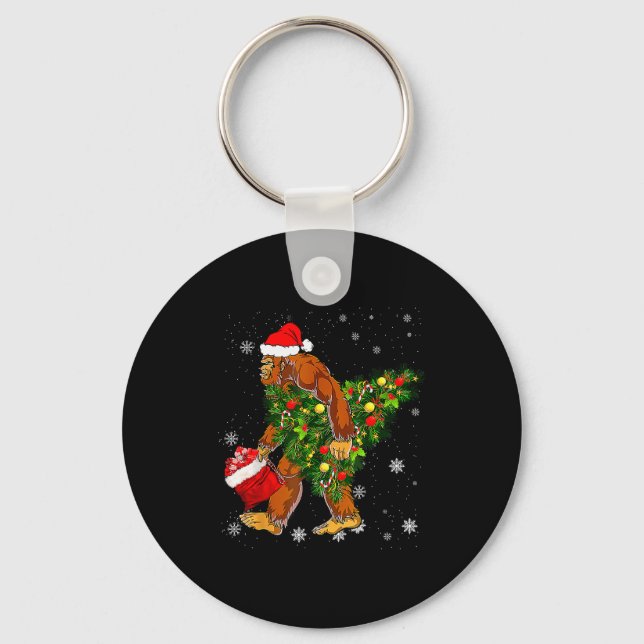 Chaveiro Bigfoot Carrying Christmas Tree Sasquatch Believer (Frente)