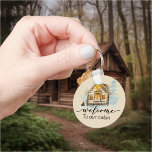 Chaveiro Boas-vindas à Cabina de Férias de Aluguer de Casa<br><div class="desc">Este design foi criado através da arte digital. Pode ser personalizado na área fornecida ou personalizado escolhendo o clique para personalizar a opção adicional e alterando o nome, as iniciais ou as palavras. Você também pode alterar a cor e o estilo do texto ou excluir o texto de um design...</div>