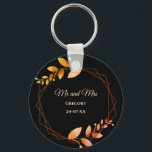 Chaveiro Boho outono - quadro botânico de ouro casamento<br><div class="desc">Colocado sobre um fundo preto impressionante, este chaveiro apresenta um texto colorido de damasco que fornece um toque quente e convidativo. Folhas deliciosas em tons suaves de terra mudada e tonalidades de cobre autóctones de terra evocam o encanto arecedor do outono, enquanto a estrutura geométrica em laranja queimada e terracota...</div>