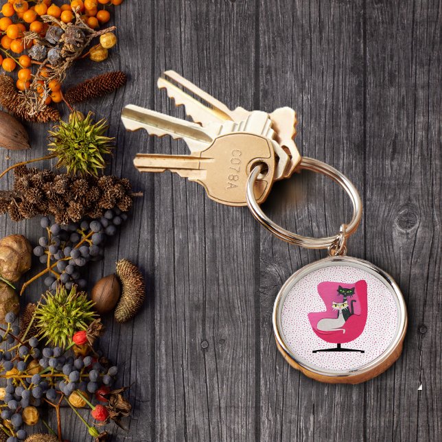Chaveiro Bolinhas de Cats de Pino do Meio século bonito (Pretty mid century cats in bright pink chair on pink polka dots keychain.)