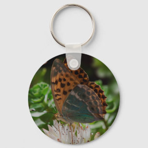 Chaveiro Borboleta preta e laranja com manchas.