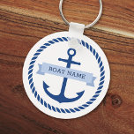 Chaveiro Borda azul da corda do barco chaves brancas<br><div class="desc">Chaveiro para as chaves do seu barco com uma âncora náutica azul escura rodeada por uma borda de corda sobre um fundo branco. Ao longo da âncora há uma fita azul clara com um campo de modelo para o nome do seu barco. Azul escuro de volta.</div>