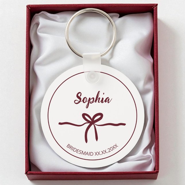 Chaveiro Bordô Laço Damas de Honra Rótulo Moderno Nome Data (Burgundy Bow Bridesmaid Script Modern Name Date Keychain)
