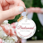 Chaveiro Bridesmaid Elegant Wedding Gift Red & White<br><div class="desc">Estas chaveiros são desenhadas para oferecer como favores às damas de honra na sua festa de casamento. Eles apresentam um design simples, mas elegante, com fundo branco, texto vermelho e Cinza e borda floral de folha de papel prateada. Uma maneira perfeita de obrigado das damas de honra por fazerem parte...</div>