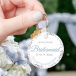 Chaveiro Bridesmaid Wedding Gift Light Blue & Cinza Lacy<br><div class="desc">Estas chaveiros são desenhadas para oferecer como favores às damas de honra na sua festa de casamento. Projetados para coordenar com o nosso Blue & Cinza Elegant Wedding Suite, eles apresentam um design simples, mas elegante, com fundo branco, azul claro & Cinza, e uma borda floral de folha azul e...</div>