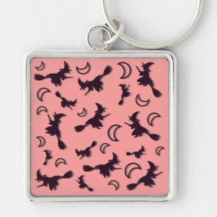 Chaveiro Bruxa voadora entre meia lua na noite de Halloween