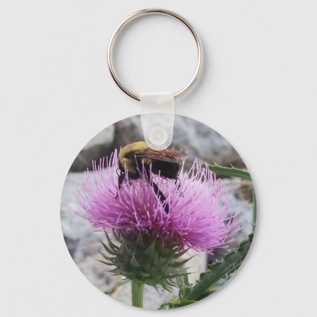 Chaveiro Bumblebee colhendo uma flor de tristes roxas (Frente)