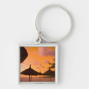 Chaveiro cabines de praia estilo Palapa ao nascer do sol, B