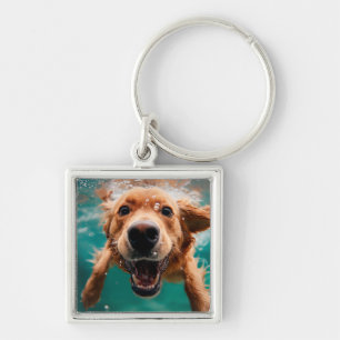 Chaveiro Cachorro Feliz da Raça Golden Retriever Nadando Su