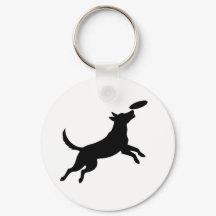 cachorro saltando para pegar um frisbee
