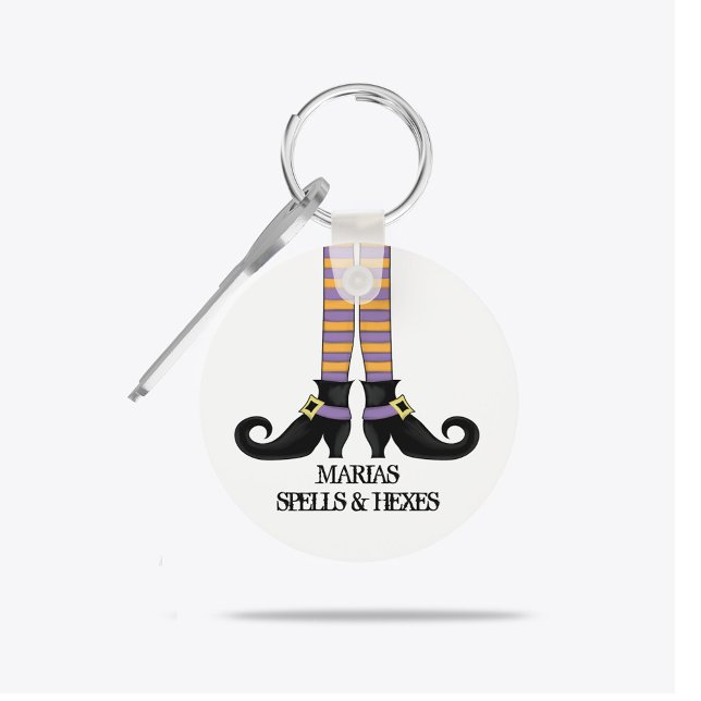 Chaveiro Calçados de bruxas brancas com faixa roxa e laranj (Personalized witch Halloween keychain with striped stockings and curled witch shoes.)