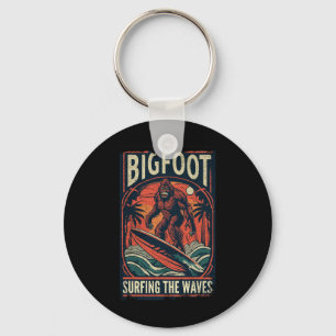 Chaveiro Camiseta Bigfoot Surfando As Ondas Retro Desgastad