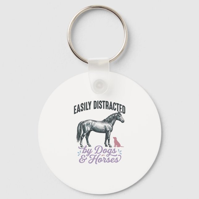 Chaveiro Camiseta Facilmente Distraído por Cães e Cavalos_ (Frente)