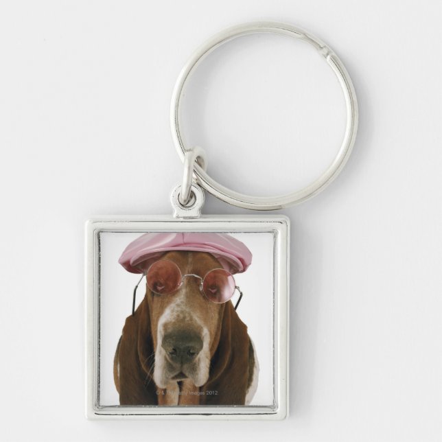 Chaveiro Cão de Basset nos óculos de sol e no boné (Frente)