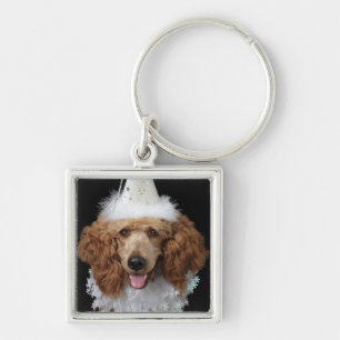 Chaveiro Cão de caniche dourado que veste um traje branco