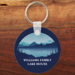 Chaveiro Casa de Férias Personalizadas do Lago Azul<br><div class="desc">Esta legal chaveiro de casa de lago personalizada apresenta um rio azul sereno cercado por árvores e seu texto personalizado para uma reunião familiar,  uma viagem de acampamento ou férias de verão. Personalize com seu sobrenome ou outro nome de grupo.</div>