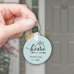 Chaveiro Casa Mínima Doce Personalizada Nova Casa<br><div class="desc">Celebre seu novo espaço com nosso chaveiro personalizado "Home Sweet Home"! Com um fundo azul claro e uma fonte relaxada e casual, este design simples, porém encantador, é perfeito para apresentar as chaves da sua nova porta frontal. A paleta de cores suaves e o estilo minimalista a tornam ideal para...</div>