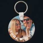 Chaveiro Casais de Foto do Coração de Amor Coração de Bonit<br><div class="desc">O Chaveiro de Casal de de Fotos de Coração de Amor Bonito Personalizado apresenta sua foto favorita com um coração de amor e personalizado com seus nomes em moderno roteiro branco. Personalize editando o texto na caixa de texto fornecida e adicionando sua própria imagem. Presentes perfeitos para casais, namorada, esposa,...</div>