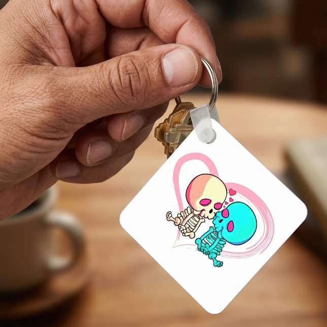 Chaveiro Casal de Esqueletos Românticos Beijando em Coração (Romantic Skeleton Couple Kissing in Pink Heart. Keychain)