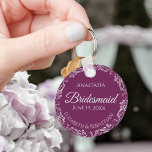 Chaveiro Casamento de Bridesmaid Roxo do Gabinetes de Prata<br><div class="desc">Estas belas chaveiros de damas de honra são desenhadas para serem dadas como presente ou favor de casamento. O design é simples, mas elegante e apresenta uma borda de folha fina de cinza prateada com texto de cinza pálido num fundo roxo, magenta ou cor de baga. Há espaço para o...</div>