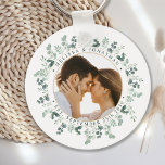 Chaveiro Casamento Personalizado de Foto Eucalyptus Greener<br><div class="desc">Adicione o toque final ao seu casamento com esta chaveiro de casamento de botânica de eucalipto com fotos personalizadas. Perfeito como favores de casamento para todos os seus convidados. Personalize esses favores de casamento com sua foto favorita de casamento, sua nova foto e personalize com nome e data. Veja nossa...</div>