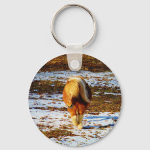 Chaveiro Cavalo miniatura marrom e creme na neve.