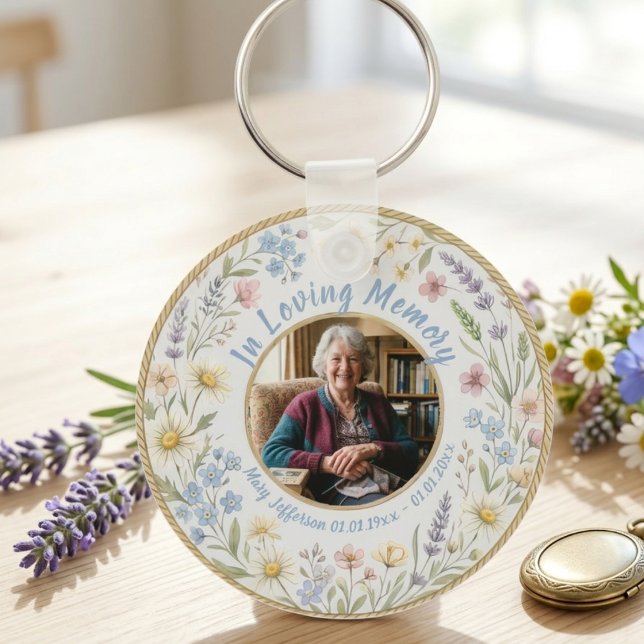 Chaveiro Celebração de Vida com Memórias da Primavera em Fo (Soft lavender floral photo keychain for a grieving family at a spring celebration of life service.)
