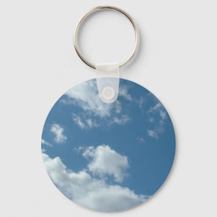 Chaveiro céu azul e nuvens brancas