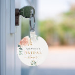Chaveiro Chá de panela ouro floral, eucalipto floral, favor<br><div class="desc">Um fundo branco chic. Decorados com ouro rosa,  floral cor-de-rosa pincelado,  flor (rosa) e folhas de eucalipto de cor aquosa verde,  galhardetes,  verde-verde e um cinturão de ouro falso. Personalize e adicione o nome da noiva. Letras pretas e ouros. Perfeito como guardião e favor do partido.</div>