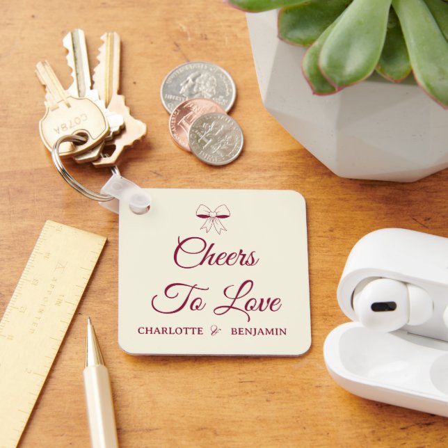 Chaveiro Cheers To Love Burgundy Script Ivory Bow Wedding (Mesa)