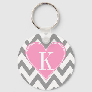 Chaveiro Chevron cinzento com monograma cor-de-rosa do