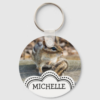 Chaveiro Chipmunk Bonito Sentado no Caminho de Madeira na F