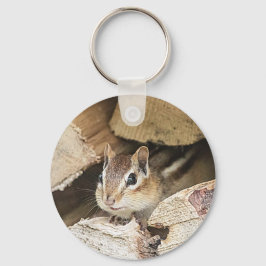 Chaveiro Chipmunk numa pilha de madeira