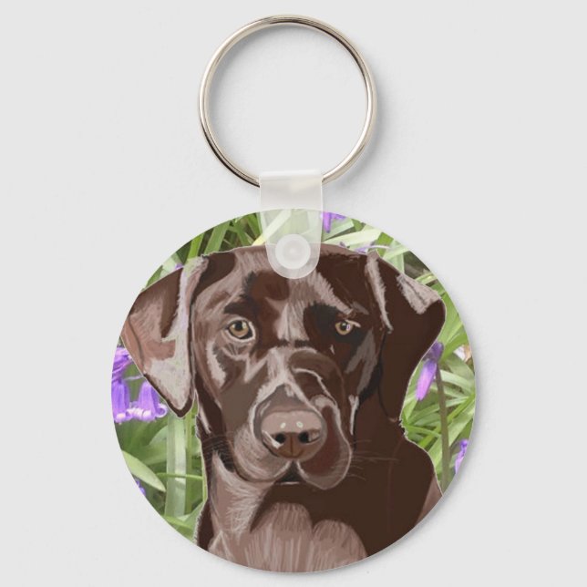 Chaveiro Chocolate Brown Labrador contra Bluebells (Frente)