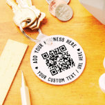 Chaveiro Código QR | Black Business Moderno Orçamento Redon<br><div class="desc">Um simples modelo de chaveiro de código QR branco personalizado em um estilo moderno minimalista que pode ser facilmente atualizado com seu código QR,  nome comercial ou site e texto personalizado,  por exemplo... </div>