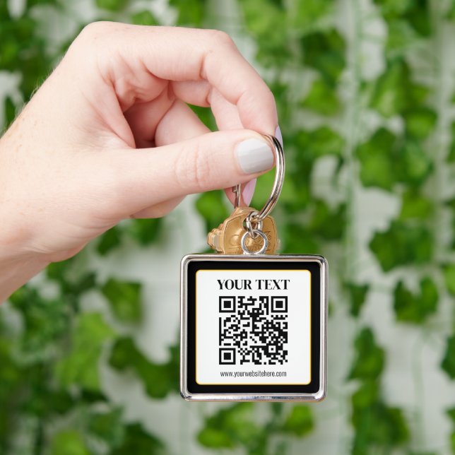Chaveiro Código QR empresarial com texto superior e inferio (Mão)