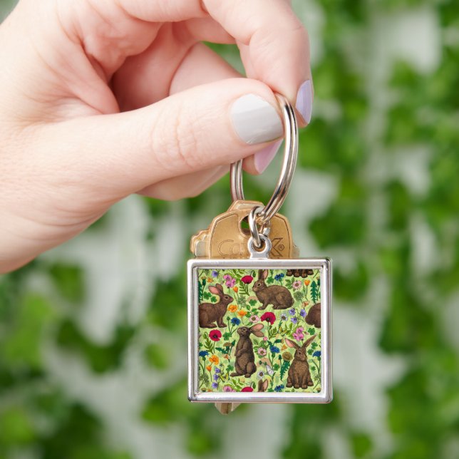 Chaveiro Coelhos e flores silvestres em verde de melada (Mão)