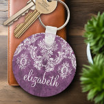 Chaveiro Cor damasco e Nome da Vintage Plum<br><div class="desc">Um padrão de vintage com um design de chalkboard e rendas. Olhem com atenção para as flores e folhas. Um design de moda com cores de tom de joia e elegância. Os itens são mais fáceis de personalizar quando você substitui todos os textos e fotos primeiro. Se a sua arte...</div>